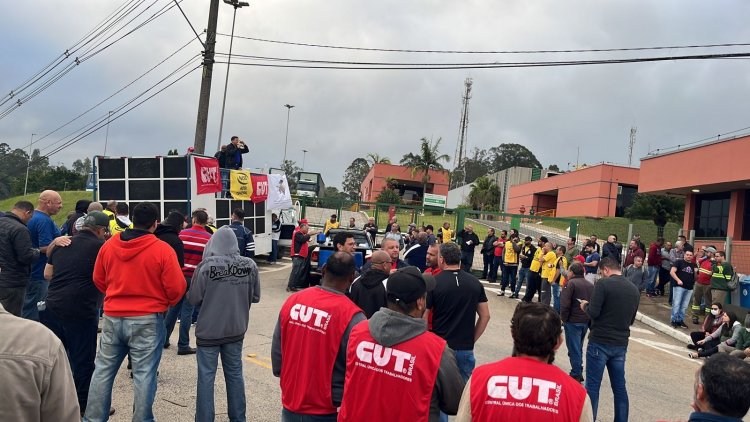 Diretores do Sintipel participaram de manifestação na Klabin de