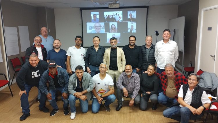 Diretores do Sintipel participaram de encontro dos papeleiros da CUT e debatem a defesa
