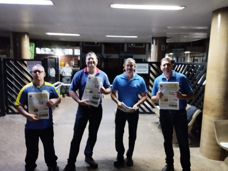 Trabalhadores recebem o Jornal do Sintipel