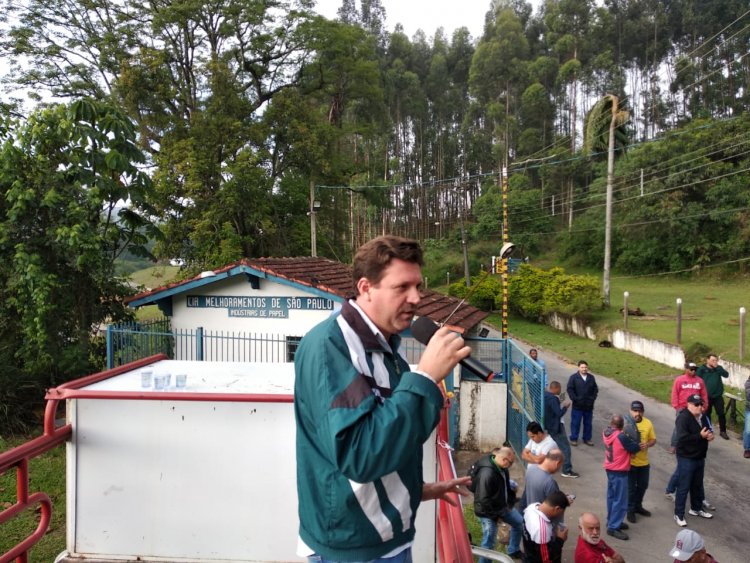 Diretores do Sintipel em Caeiras, mobilizando companheiros da MD Papéis