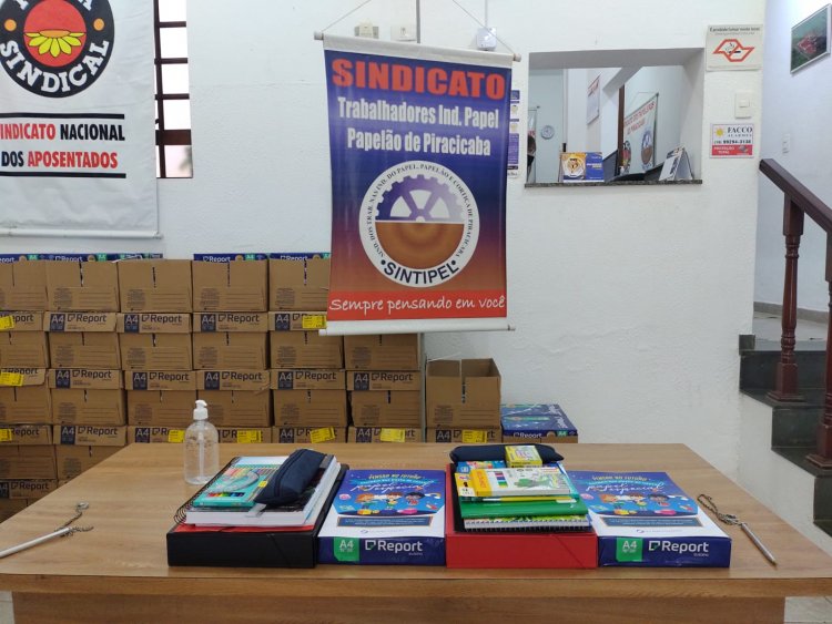 Sintipel inicia entrega dos kit escolares aos filhos de funcionários