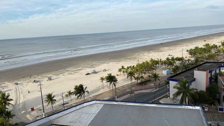 Apartamento na praia recebe pintura e mobília nova, e já pode ser