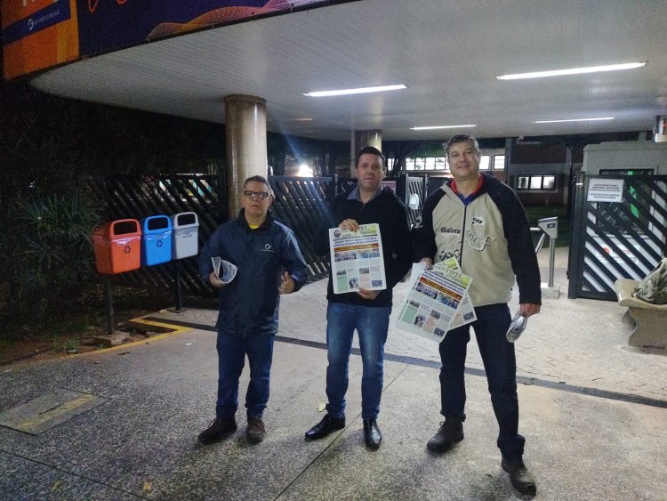 Diretores do Sintipel entregam o Jornal anunciando a assembleia da campanha salarial 
