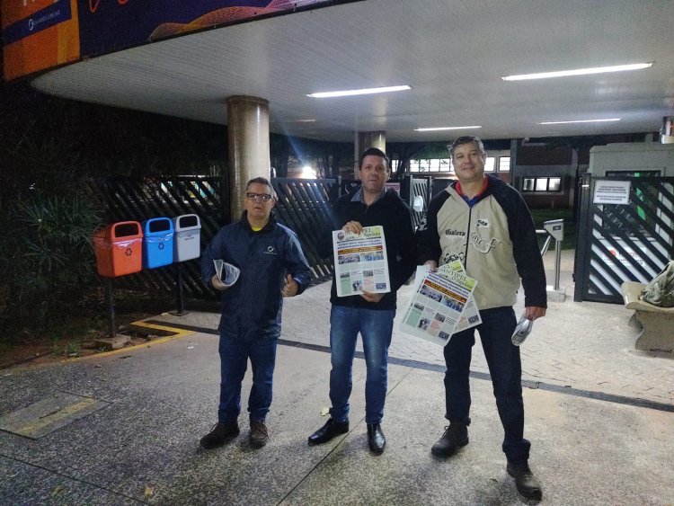 Diretores do Sintipel entregam o Jornal anunciando a assembleia da