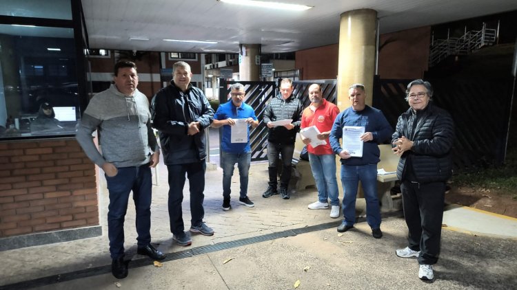 Diretores do Sintipel na porta da Oji denunciando ameaça de demissões e de retirada