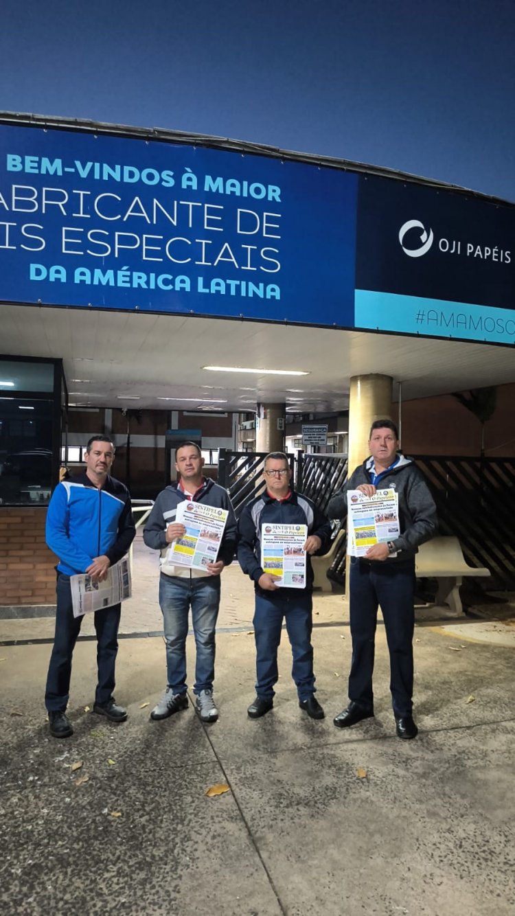 Diretores do Sintipel entregam jornal informativo da campanha salarial e mobilizam