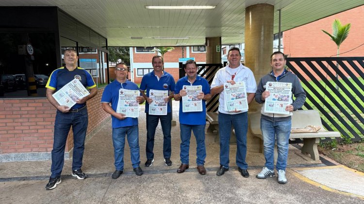 Diretores do Sintipel entregam o jornal informativo aos