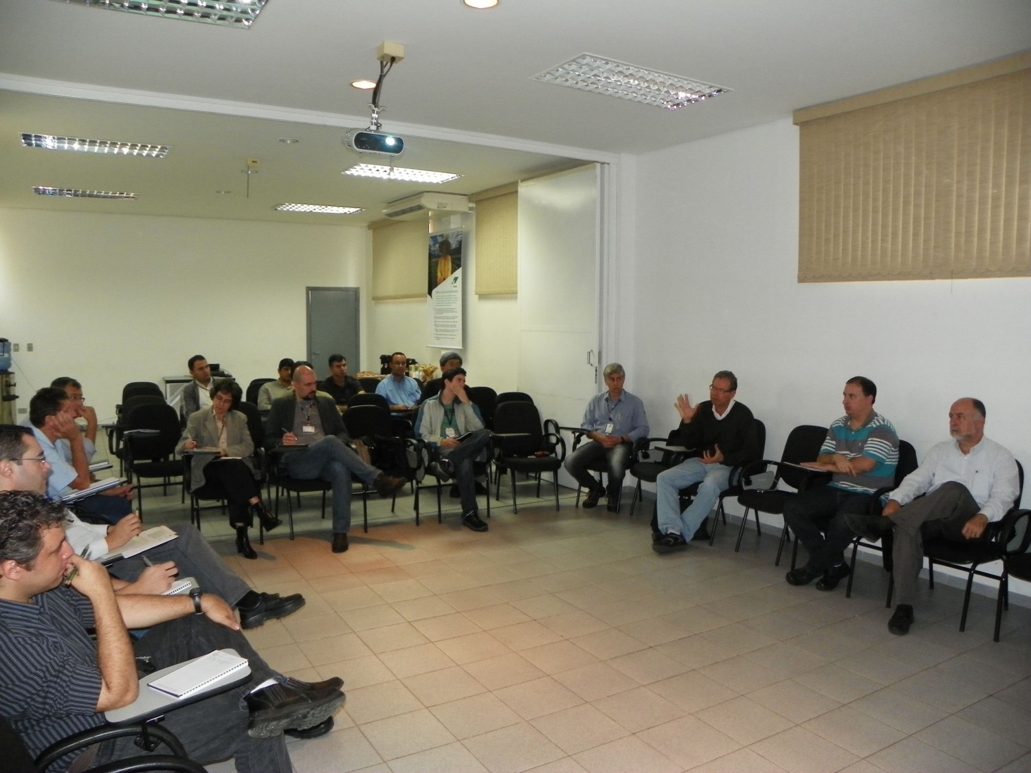 Comissão de revisão do manual de segurança  dos papeleiros foca discussão sobre mesa plana