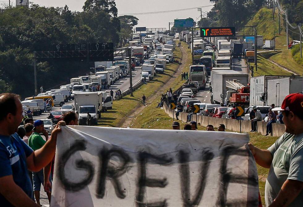 Greve dos caminhoneiros muda rotina nas indústrias de papel e