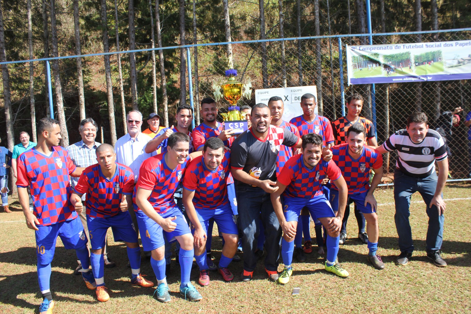 Deman conquista o título de campeã do futebol dos papeleiros